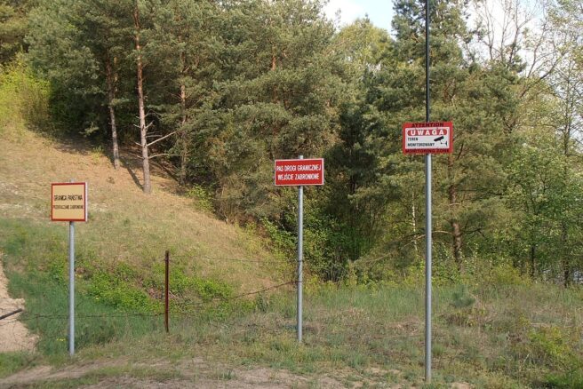 Kylttejä Puolan ja Valko-Venäjän rajalla.