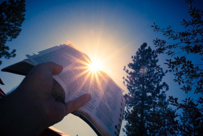 Kirjaa pidetään taivasta ja aurinkoa vasten.