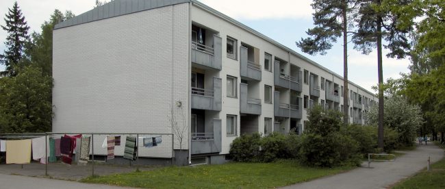 Kerrostalon pihalla kuivuu pyykkiä.