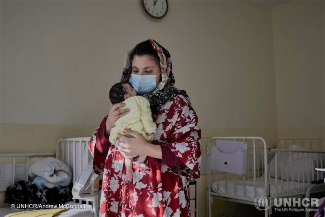 Najiba lohduttaa aliravitsemuksesta kärsivää poikaansa lastensairaalassa Kabulissa.