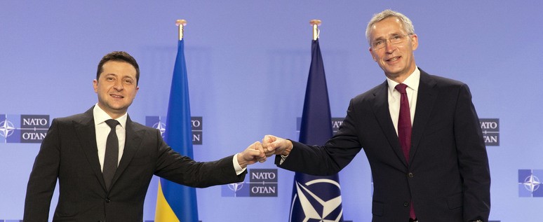 Ukrainan presidentti Volodymyr Zelenskyi ja Naton pääsihteeri Jens Stoltenberg tervehtivät toisiaan.