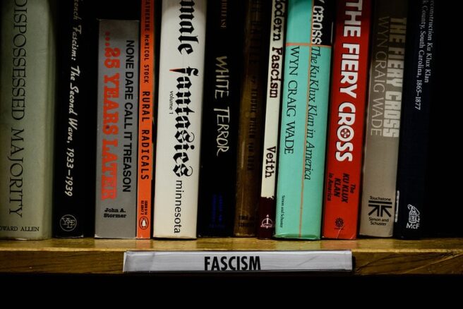 kirjahylly ja fasismikirjoja