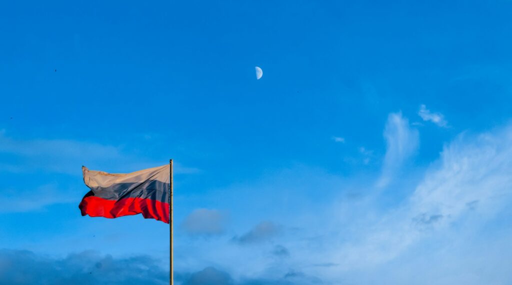 Venäjän lippu taustalla taivaalla puolikuu