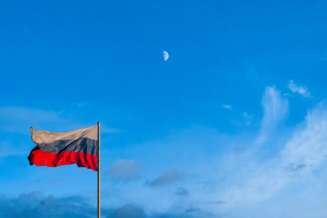 Venäjän lippu taustalla taivaalla puolikuu