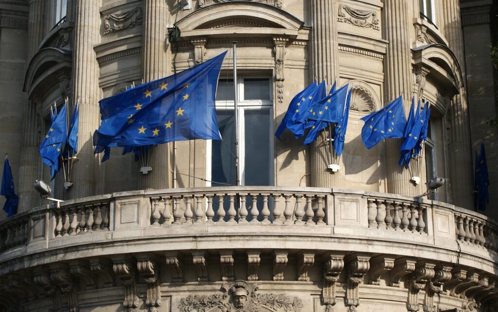 EU-lippuja rakennuksen parvekkeella