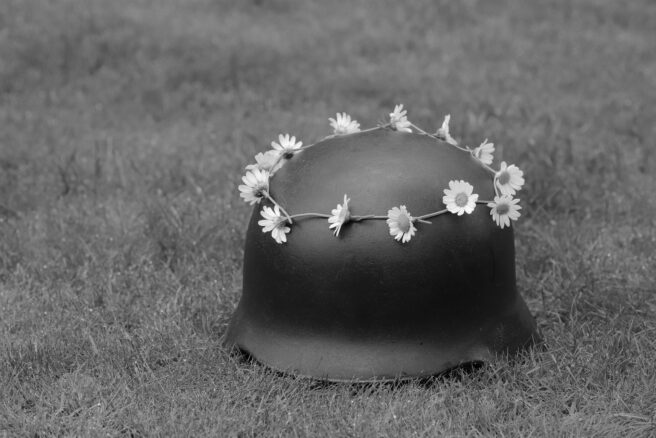 Sotilaskypärä jonka päällä kukkaeppele