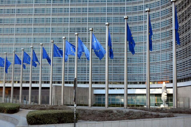 EU-lippuja liehumassa Brysselin EU-rakennuksen edessä
