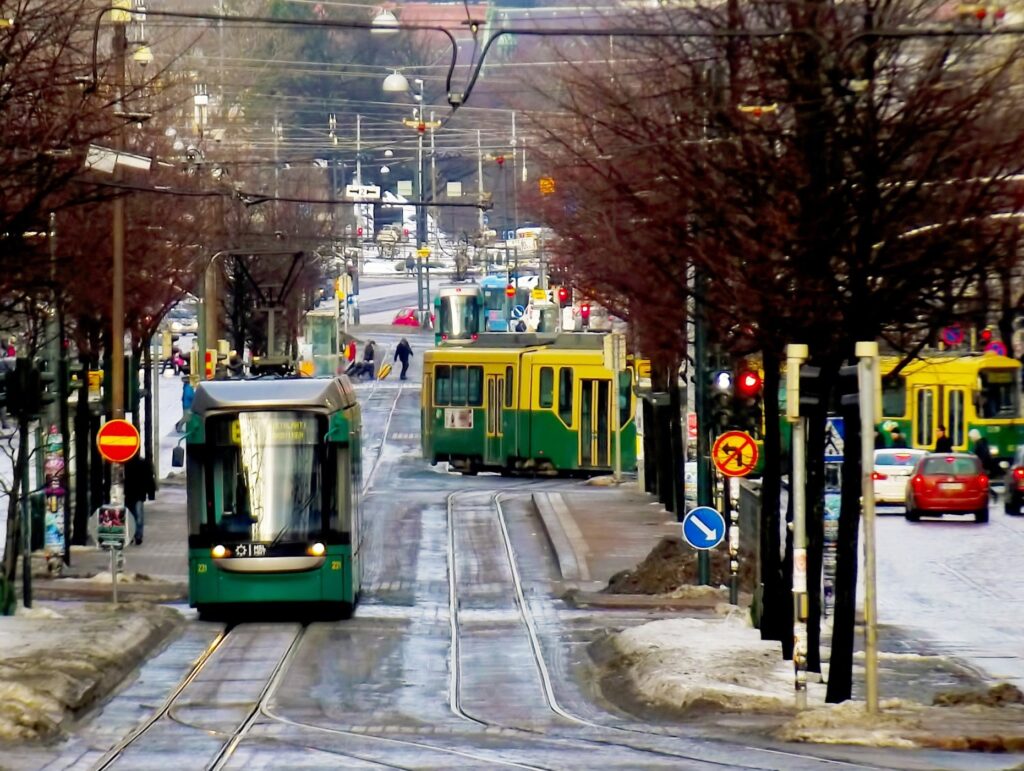 Katukuva Helsingistä. Etualalla raitiovaunu syksyisessä ympäristössä.