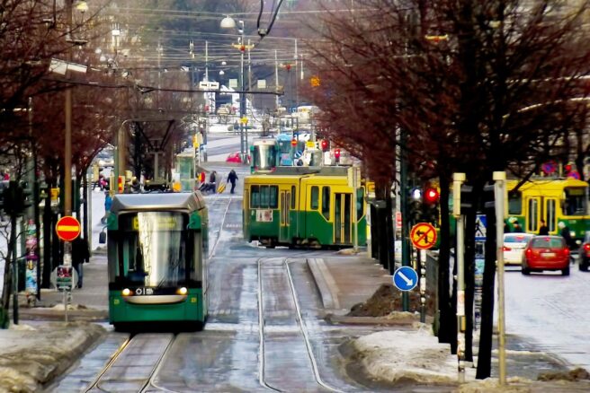 Katukuva Helsingistä. Etualalla raitiovaunu syksyisessä ympäristössä.