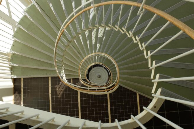 Spiraalimaiset kierreportaat kuvattuna ylhäältä