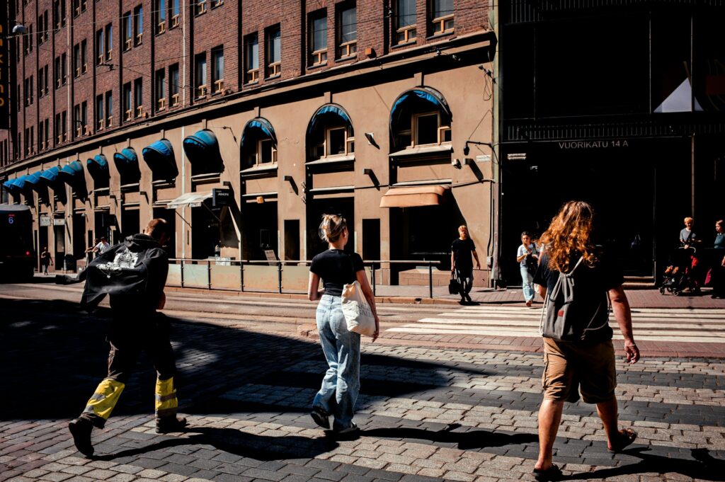 Ihmisiä ylittämässä katua Helsingissä