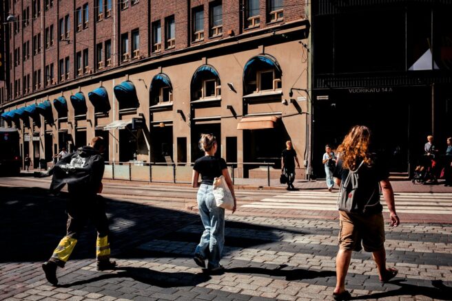 Ihmisiä ylittämässä katua Helsingissä