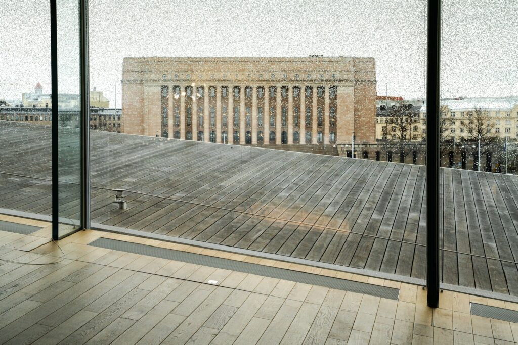 Eduskuntatalo kuvattuna Oodista