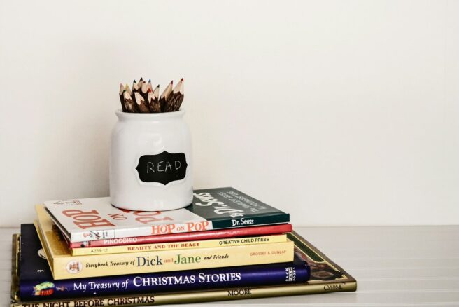 Pino lastenkirjoja pöydällä