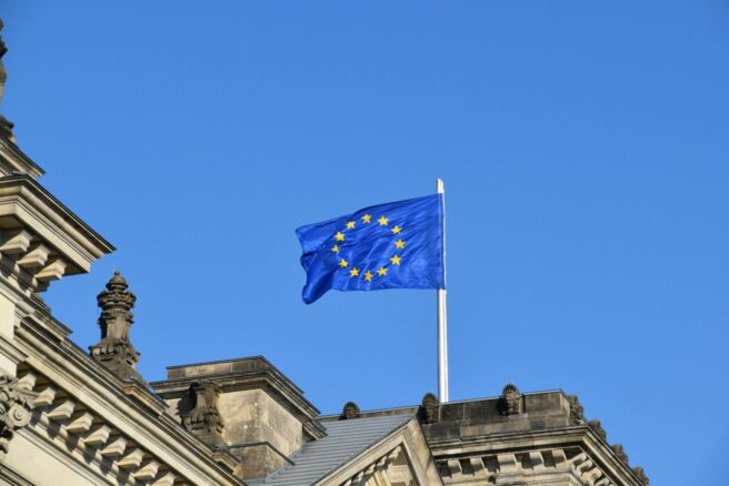 EU-lippu liehuu rakennuksen yllä olevassa lipputangossa