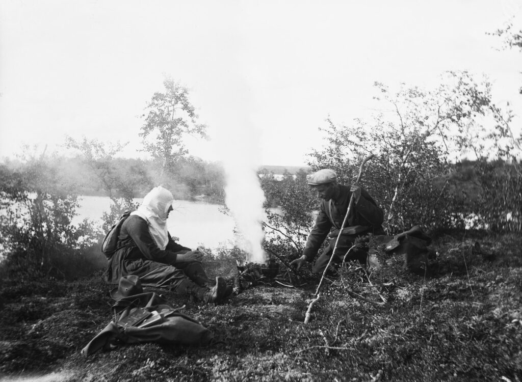 Jenny ja Samuli Paulaharju nuotiolla Näkkäläjärven rannalla