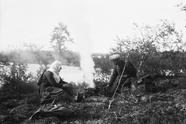 Jenny ja Samuli Paulaharju nuotiolla Näkkäläjärven rannalla