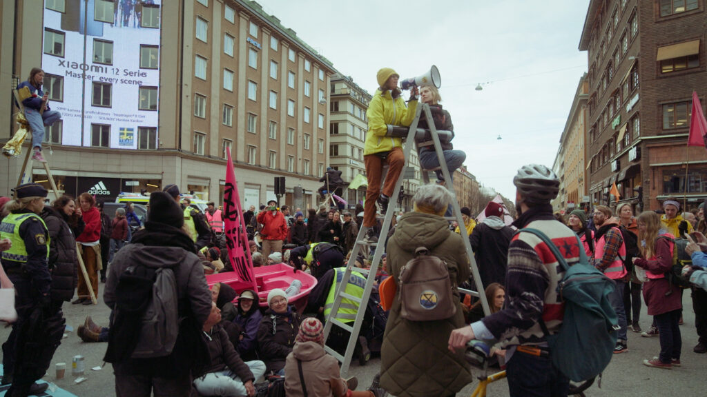 Kuva dokumenttielokuvasta Dialogue Police. Mielenosoittajia kadulla.