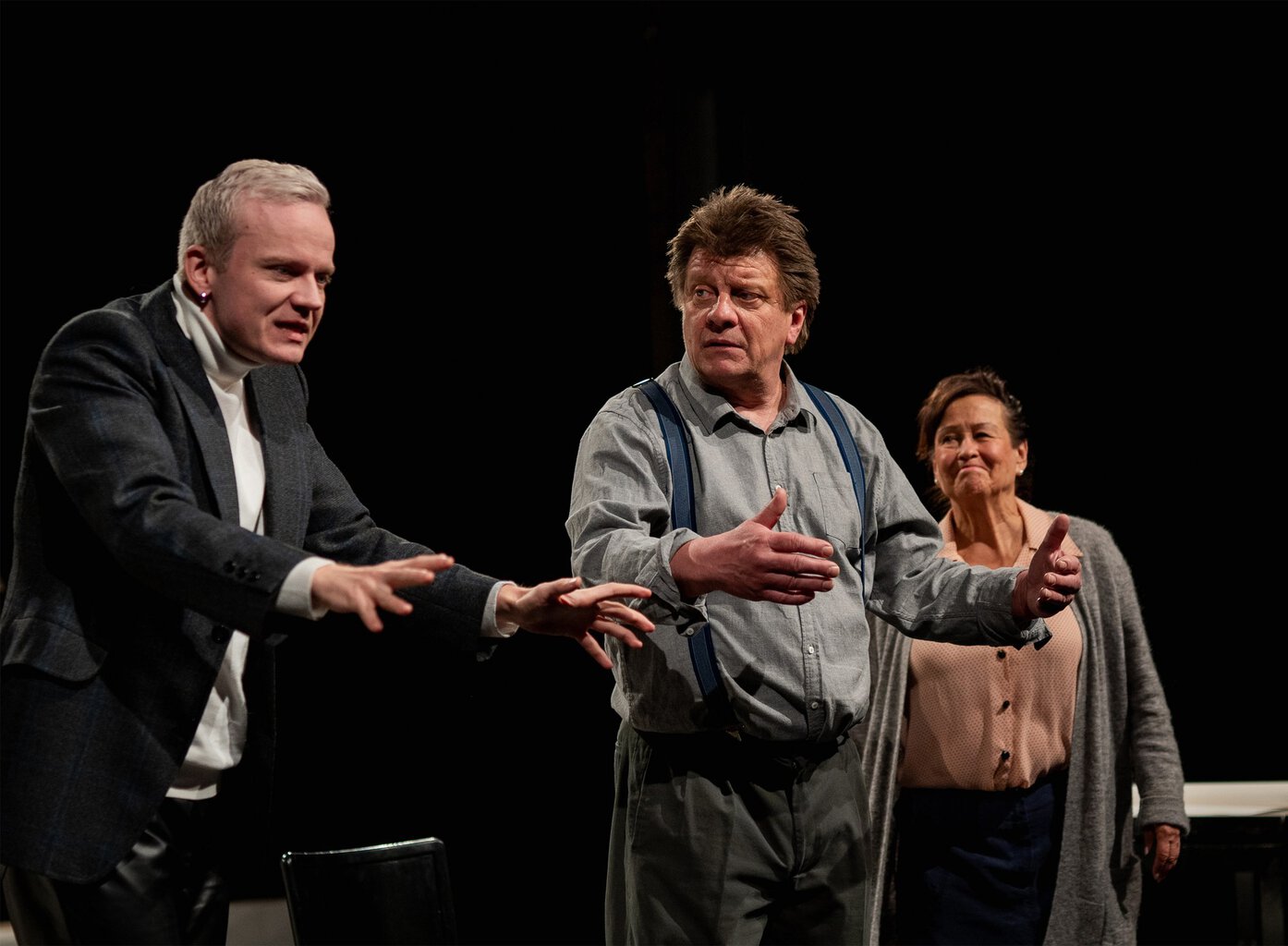 Stillkuva näytelmästä Itseen kirjoitettu. Kuvassa etualalla Miiko Toiviainen, Timo Torikka ja Sinikka Sokka