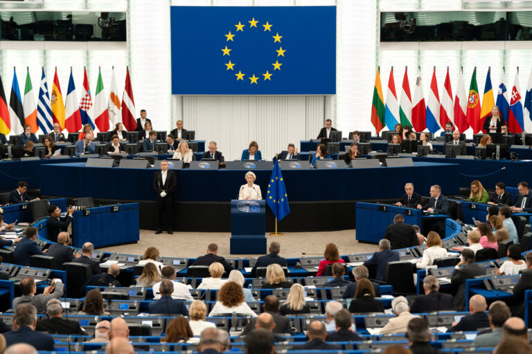 Ursula von der Leyen puhumassa Euroopan parlamentissä 16.9.2026. taustalla EU-lippu. CC-BY-4.0: © European Union 2026– Source: EP