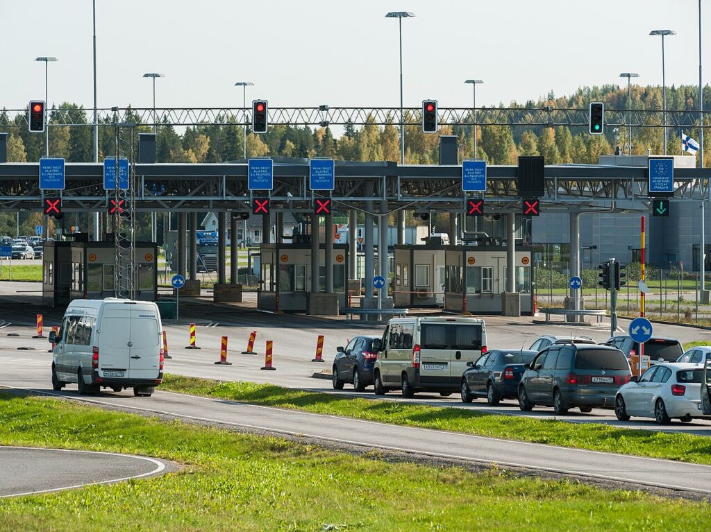 Autojono Nuijamaan rajanylitysasemalla jonottamassa tarkastuspisteeseen